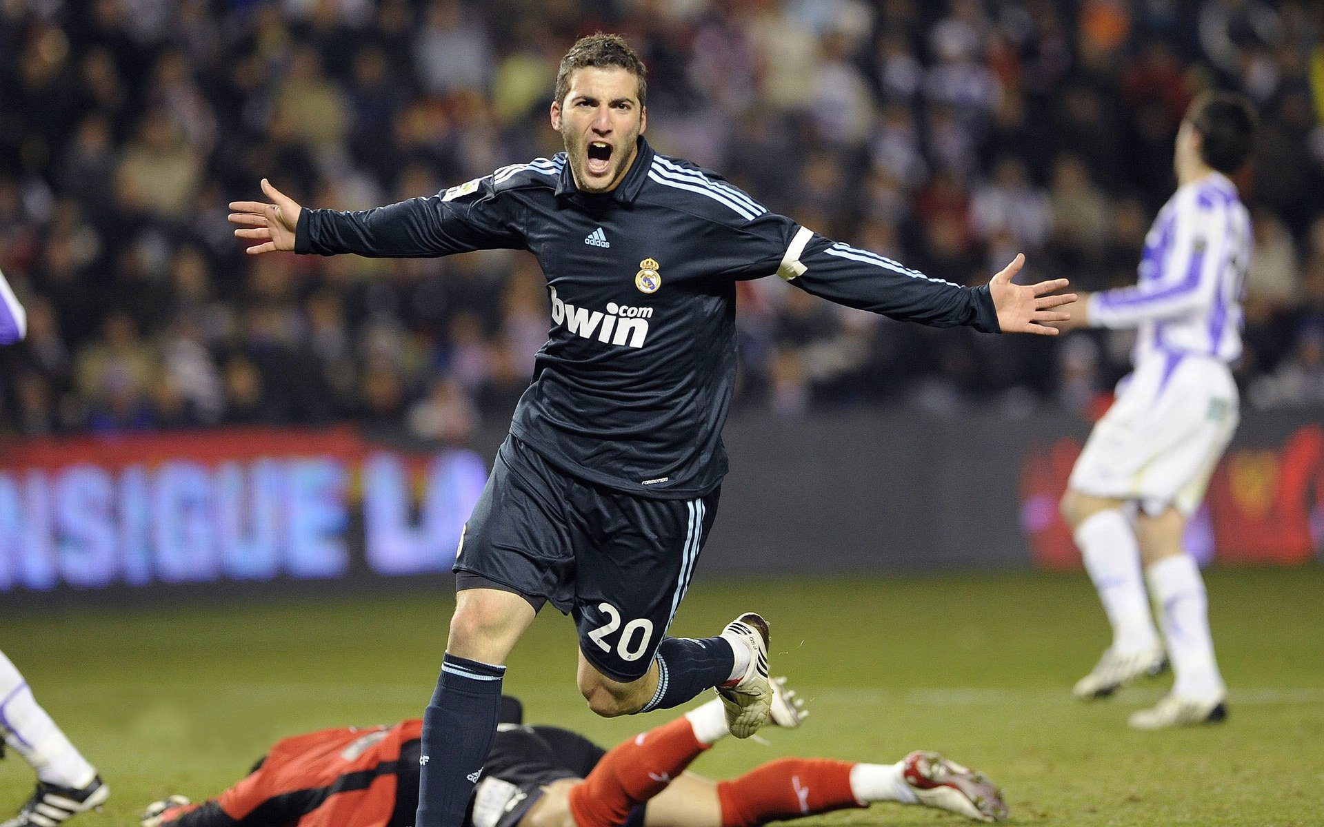 “马科斯·莫奇的防守技术与传球能力,助力美洲狮队提升整体战术水平”